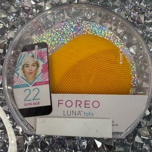 FOREO LUNA fofo skincare Accessories - Bright Yellow Silicone Cleansing Device